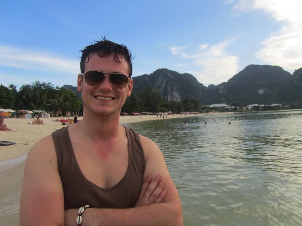 Un yo mucho más joven que sonríe después de mi primera inmersión en Tailandia