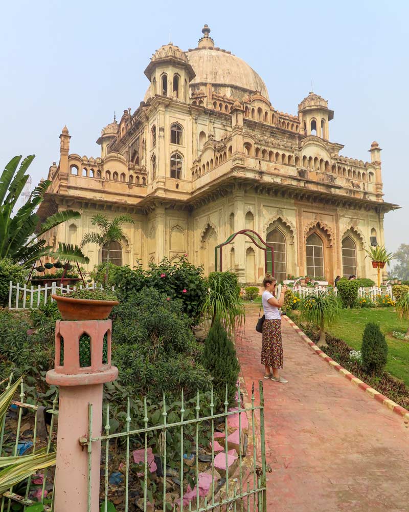 places to visit between delhi and lucknow