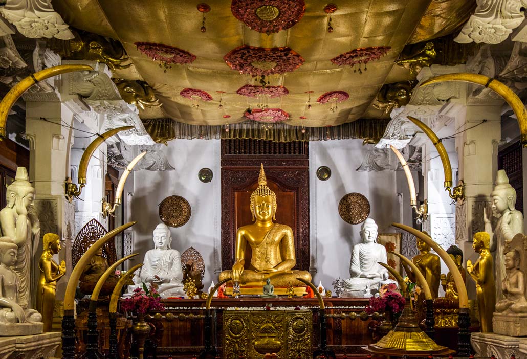Dentro de un templo en la Ciudad Sagrada de Kandy