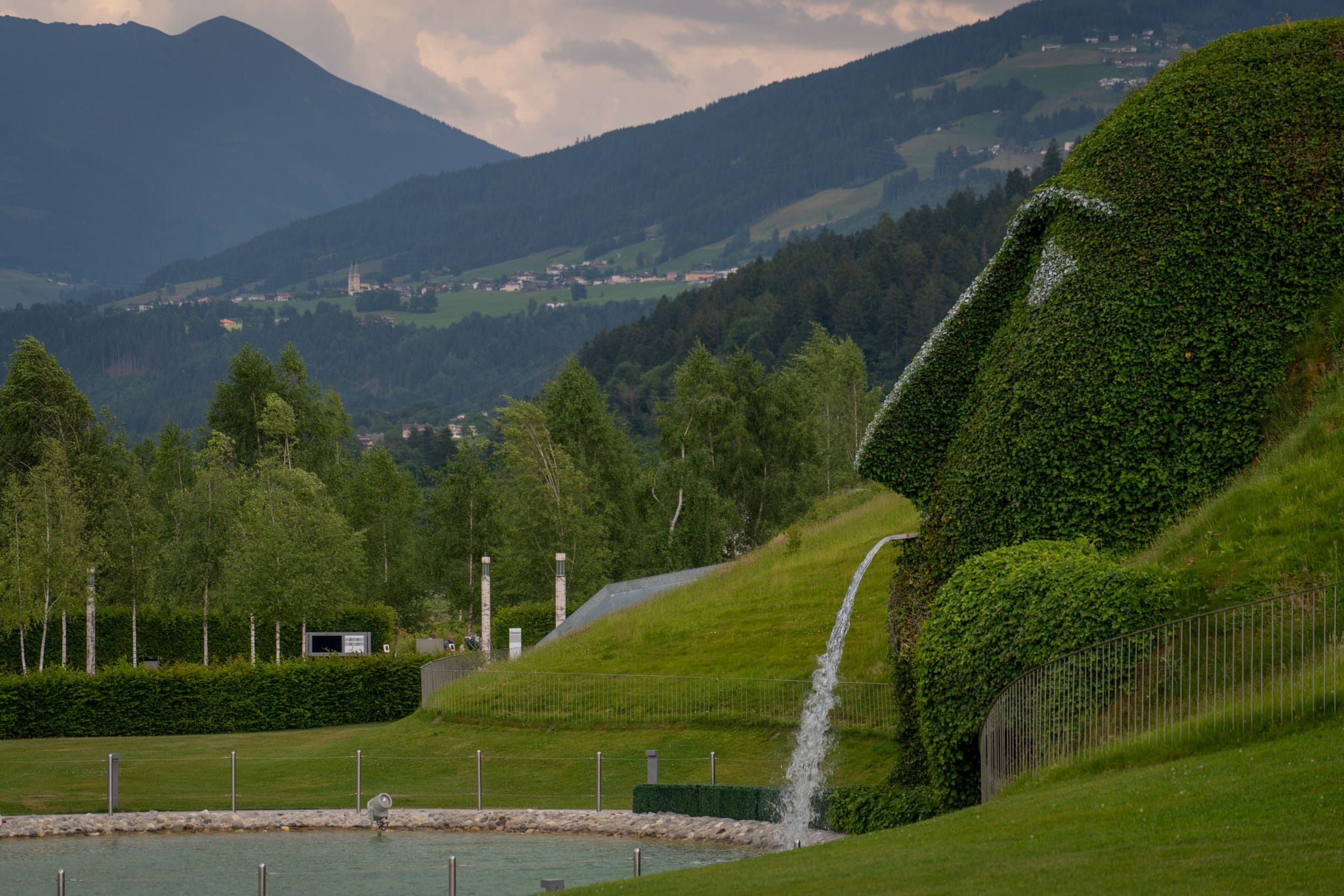 A view of a giant face with a fountain at Swarovski Kristallwelten