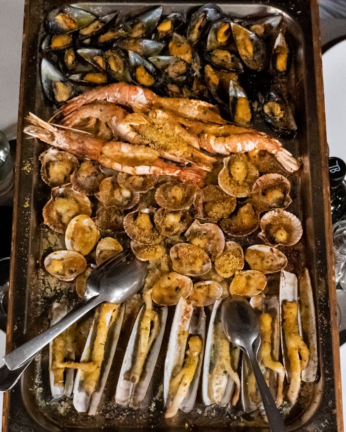 A heaped tray of seafood at Officine del Sale