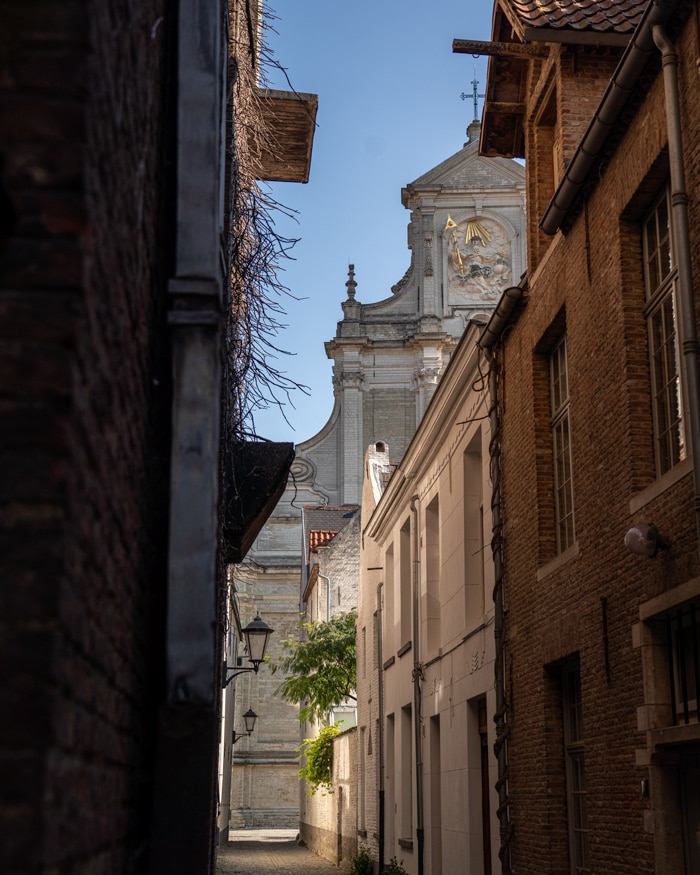 The narrow street leading to Het Anker Brewery