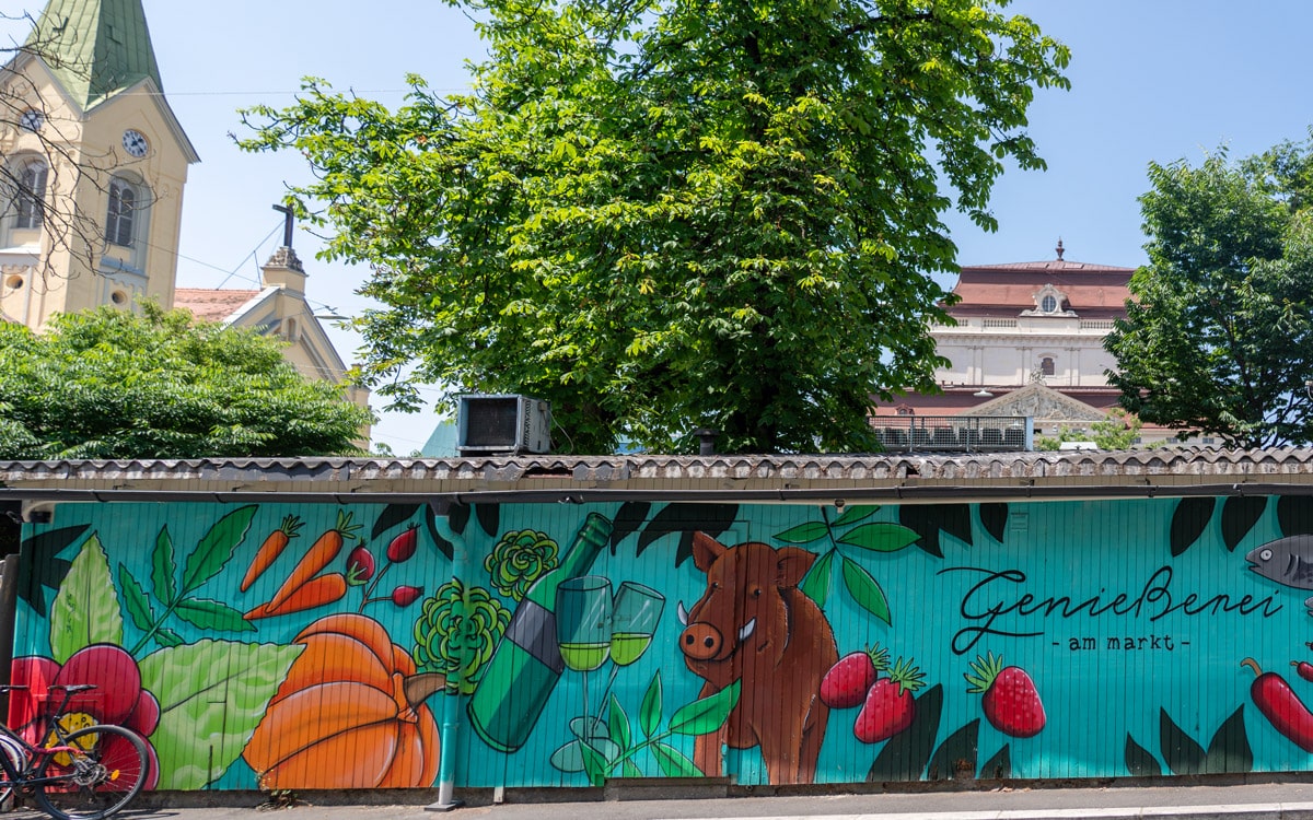 Street art on the back of cabin-like Genießerei am Markt