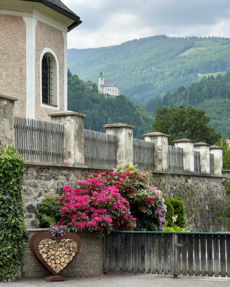 A view of Unzmarkt's flowers, hills and a wooden heart